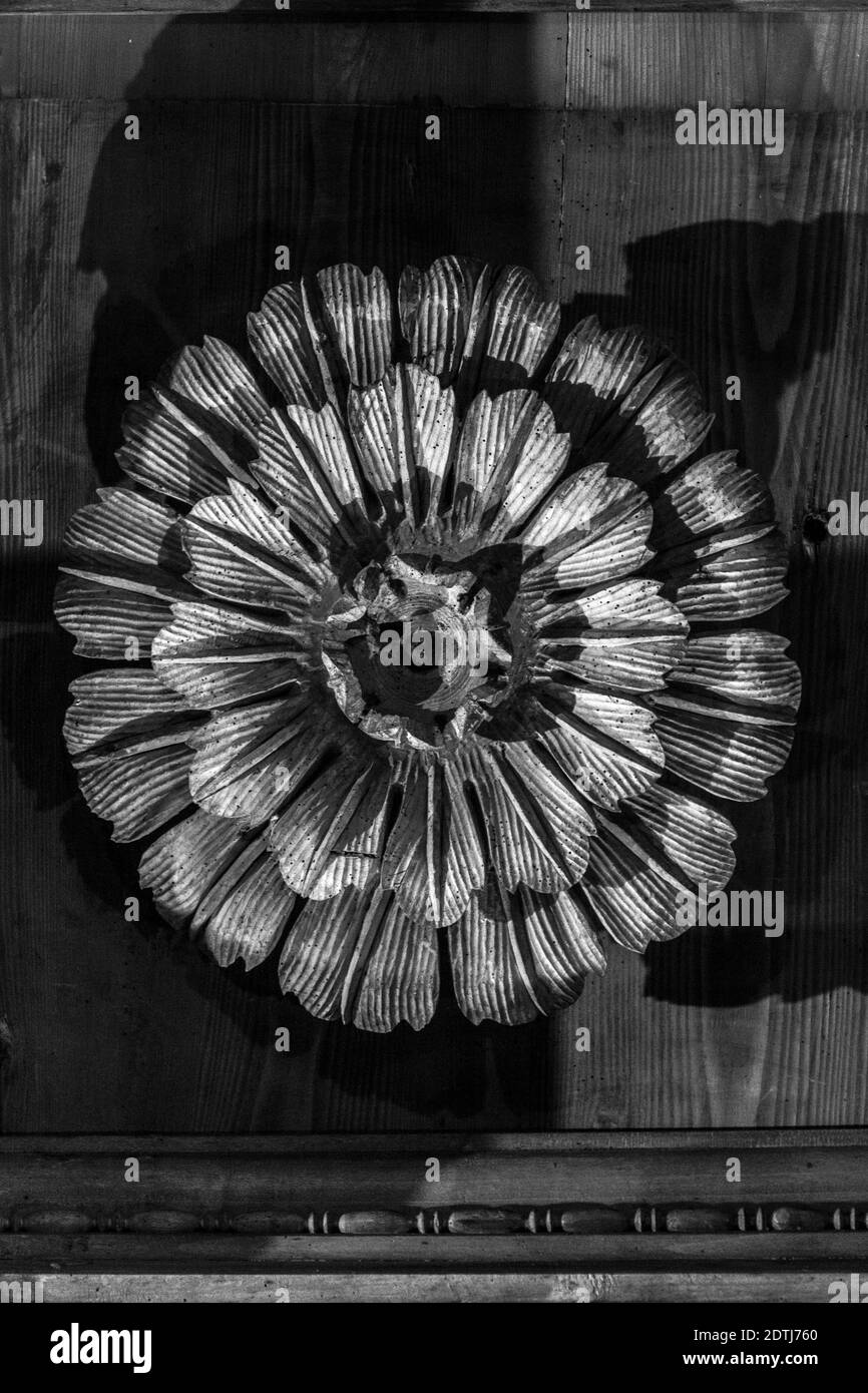 Una vista dall'alto di un fiore all'occhiello dell'arredamento su un superficie in legno in scala di grigi Foto Stock