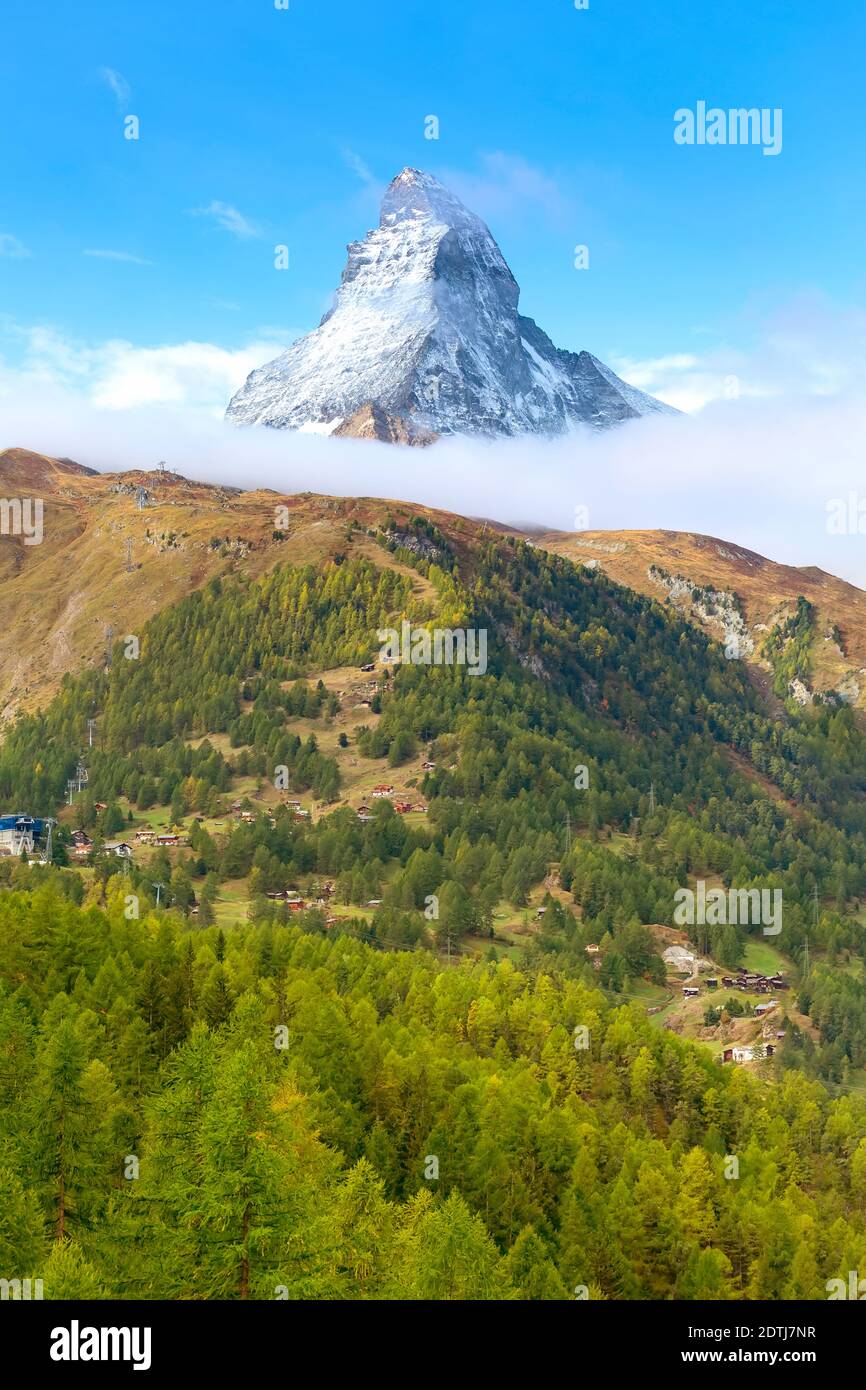 Monte neve Cervino in Svizzera, Alpi svizzere e bellissimo villaggio alpino in pineta Foto Stock