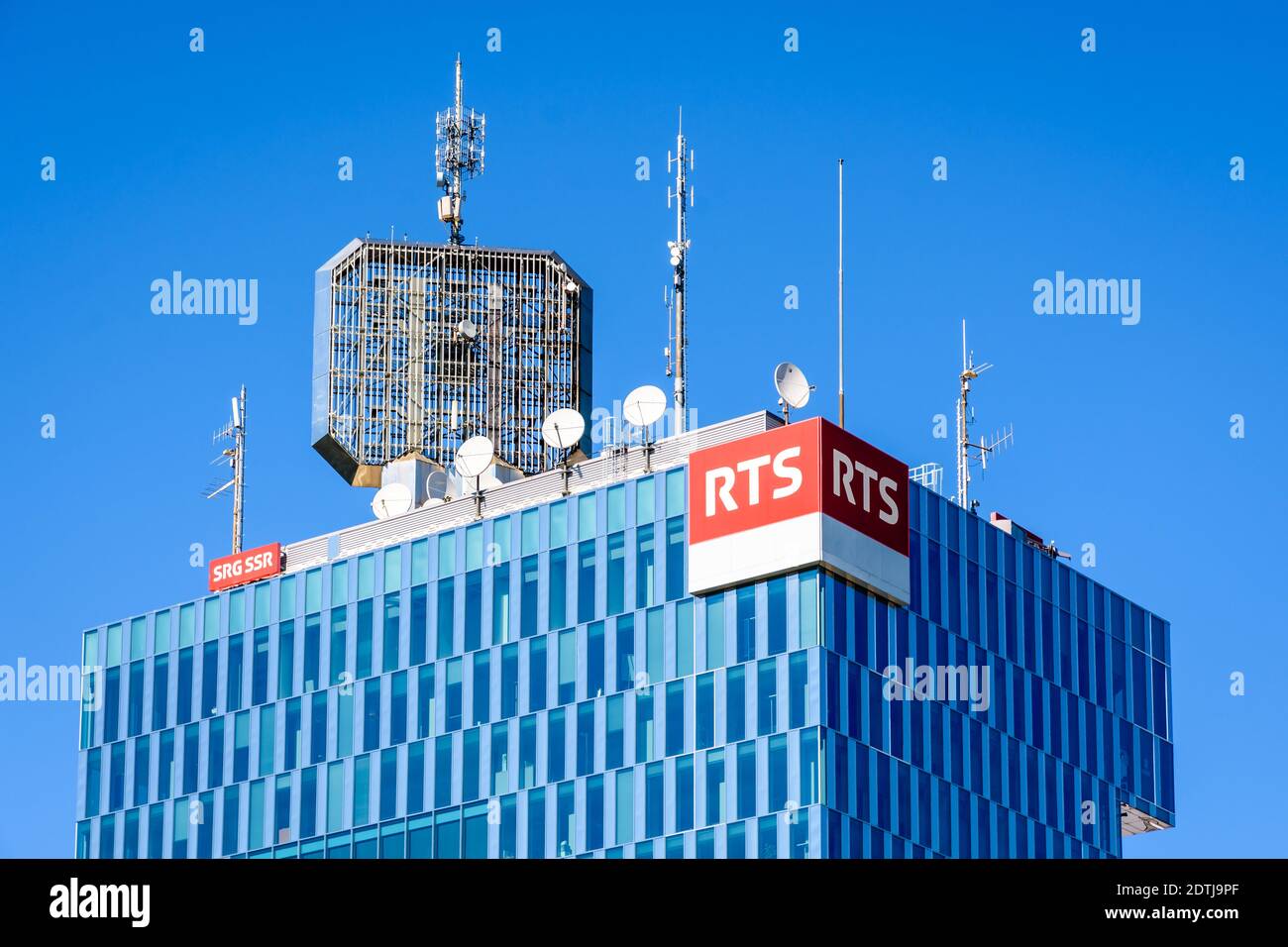Vista ravvicinata della cima della torre dell'RTS (radio Television Suisse) di Ginevra. Foto Stock