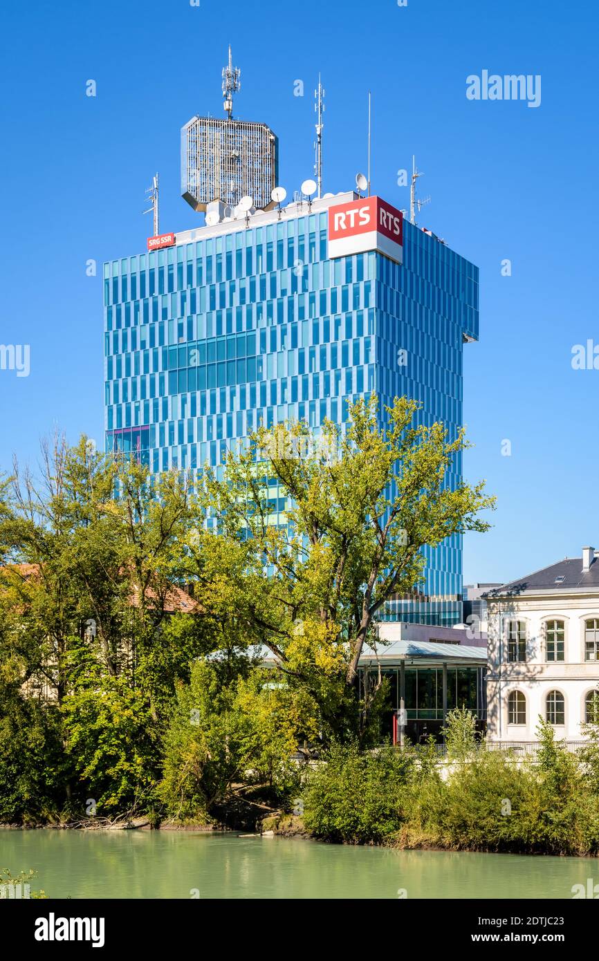 La torre del RTS (radio Television Suisse) sulle rive del fiume Arve a Ginevra. Foto Stock