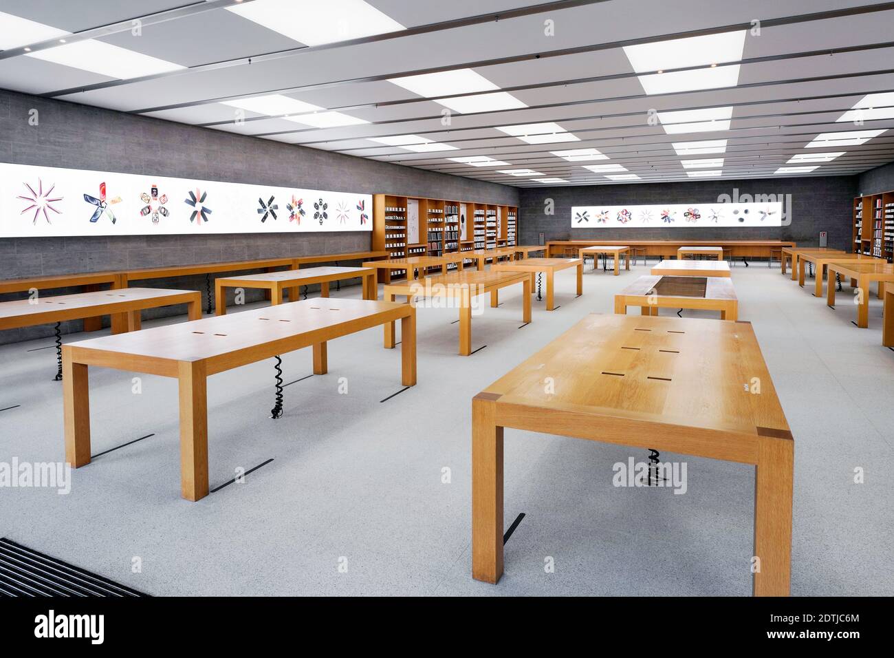 Hannover, Germania, 19 dicembre 2020: Tavoli e scaffali vuoti nell'Apple  Store di Hannover, i cui locali commerciali sono chiusi a causa delle  restrizioni corona del secondo blocco corona tedesco Foto stock - Alamy