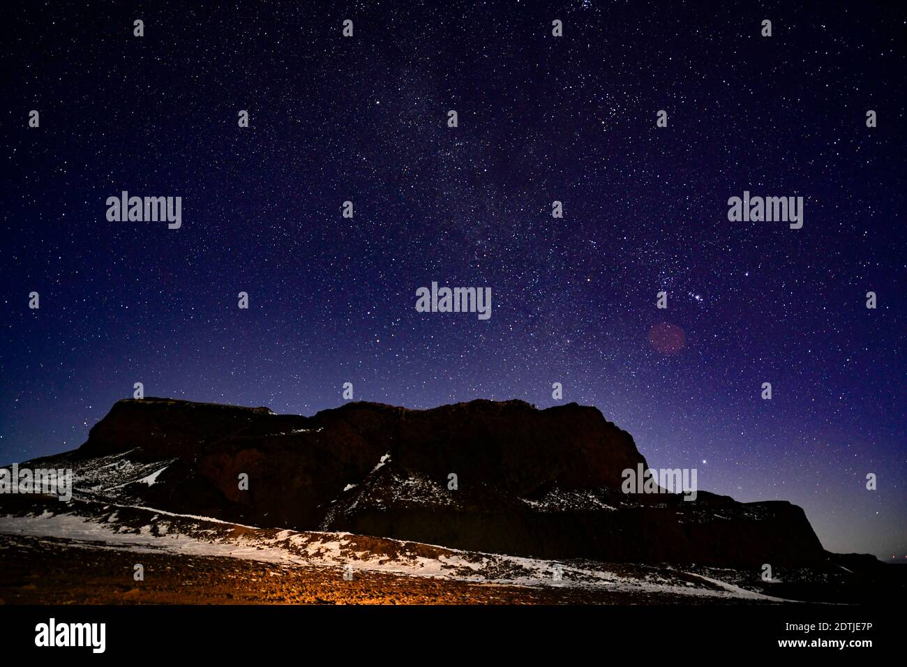 Vista notturna del gruppo del vulcano Ulan Hada a Chahar Right Back Banner, città di Ulanchabu, regione autonoma della Mongolia interna della Cina del nord, 20 dicembre 2020. Foto Stock