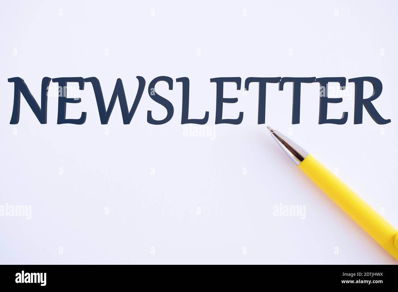 Scrittura a mano concettuale che mostra Newsletter. Testo della foto aziendale Bollettino inviato periodicamente ai membri abbonati, white paper , spazio di copia Foto Stock