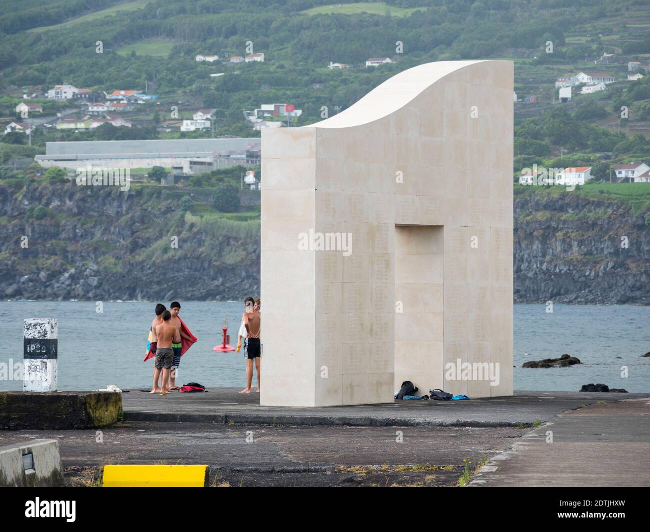 Monumento dos Beleeiros creato da P. Reis, commemorando gli equipaggi delle barche balenanti. Villaggio Lajes do Pico sull'isola di Pico, un'isola nell'Azore Foto Stock