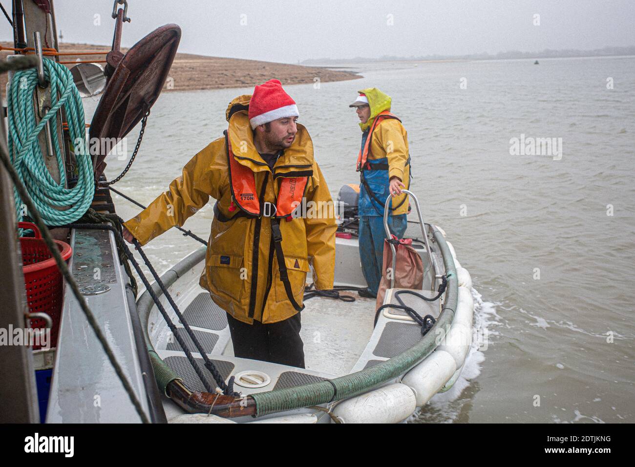 Gran Bretagna / Essex/ Fisherman Terry Stimpson salvato dopo che il motore della barca si guasta vicino al porto di Brightlingsea . Foto Stock
