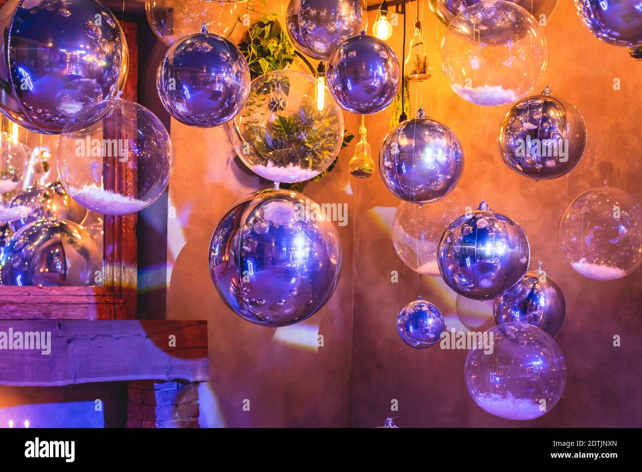 Elementi interni decorativi della sala banchetti del ristorante con diversi palloncini di elio multicolore, in occasione di un evento aziendale interno o di un matrimonio Foto Stock