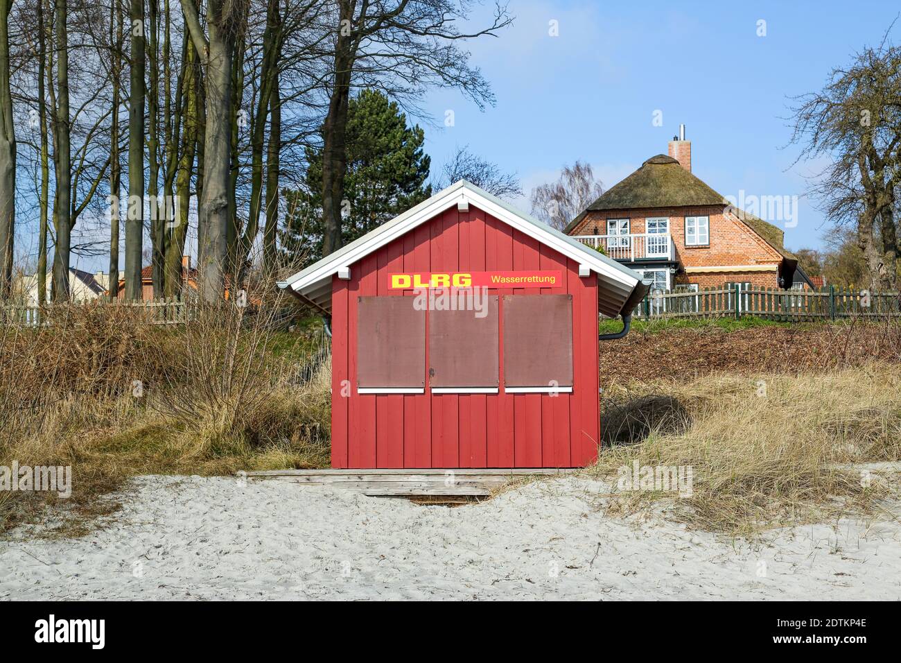 La DLRG e.V. è la più grande organizzazione mondiale di soccorso idrico. La casa rossa si trova a Hohwacht / Mar Baltico. Tutti gli assistenti lavorano su base volontaria. Foto Stock