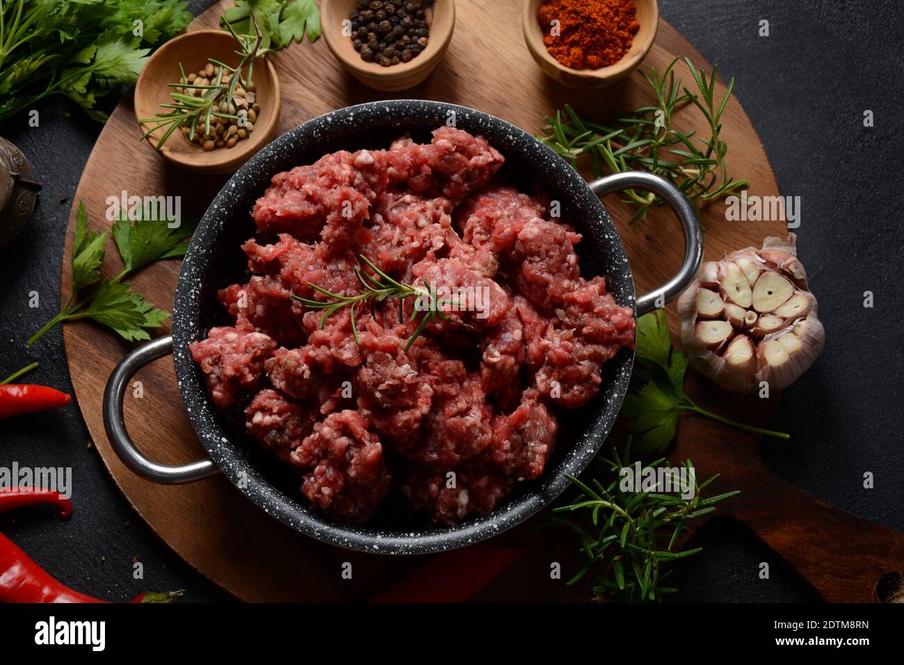 Carne macinata. Carne macinata con ingredienti per cucinare su fondo nero Foto Stock