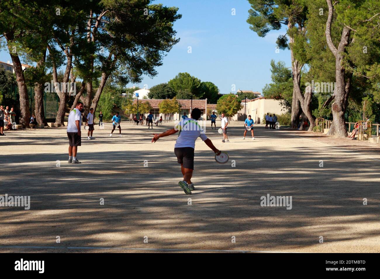 Tambourine Match, uno sport tradizionale nato nel XIX secolo in Linguadoca. Festa a Cournonsec. Occitanie, Francia. Foto Stock