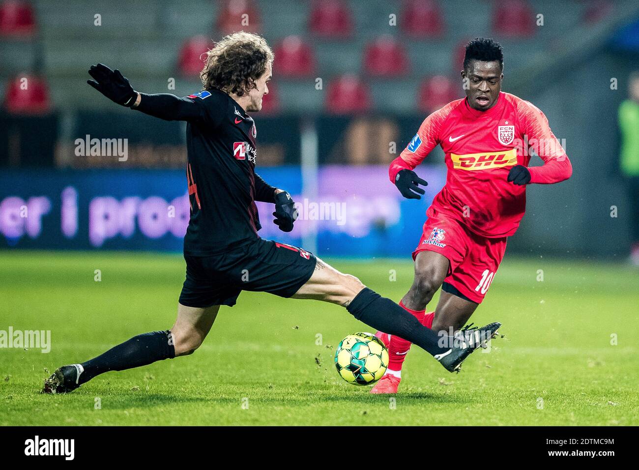 Herning, Danimarca. 21 Dic 2020. Kamal-Deen Sulemana (10) del FC Nordsjaelland e Alexander Scholz (14) del FC Midtjylland visto durante la partita 3F Superliga tra FC Midtjylland e FC Nordsjaelland alla MCH Arena di Herning. (Photo Credit: Gonzales Photo/Alamy Live News Foto Stock