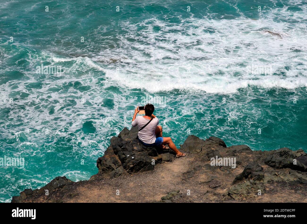 Spagna, Isole Canarie, Fuerteventura, El Puerto de Los Molinos, donna ha girato le foto con il telefono cellulare Foto Stock