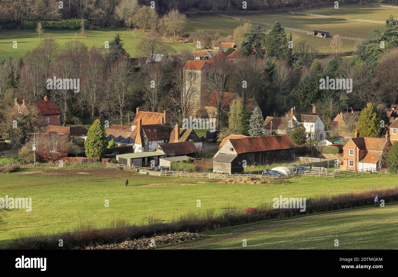 Un paesaggio rurale inglese nelle colline di Chiltern con il Frazione di Fingest in Buckinghamshire nella valle Foto Stock