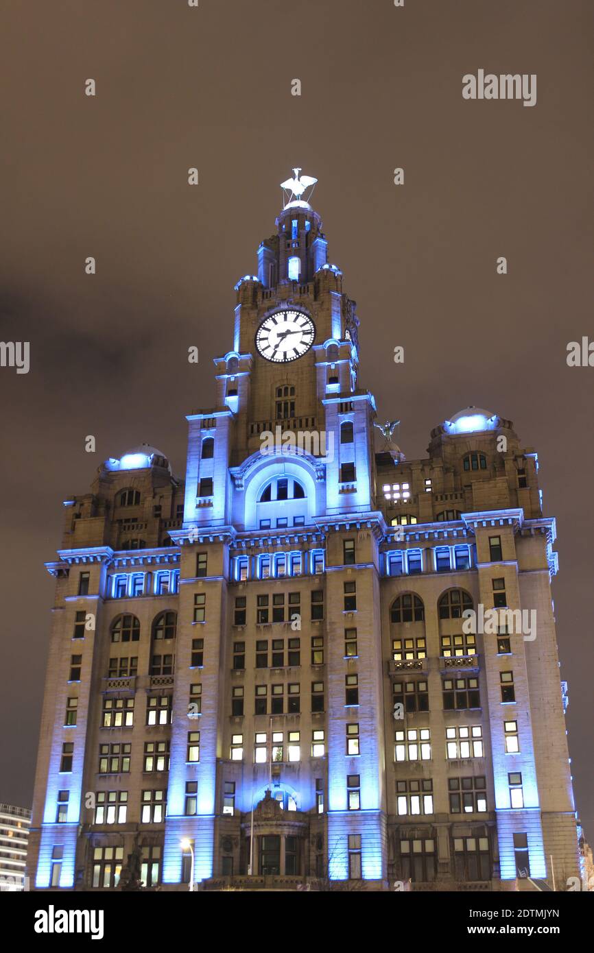 Liver Building di notte, Pier Head, Liverpool, Regno Unito Foto Stock