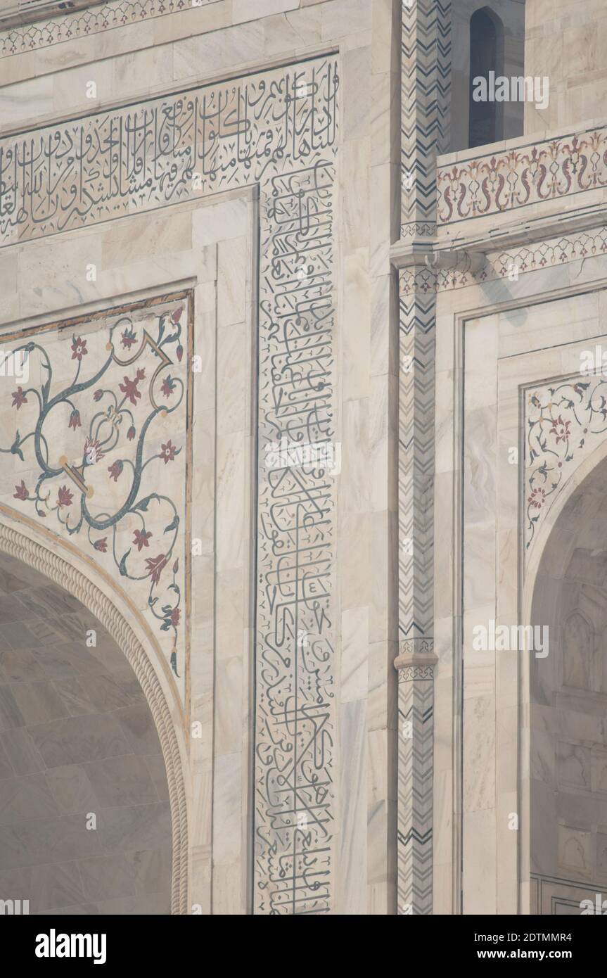 Dettaglio del Taj Mahal con calligrafia di Arabo Ayaat. Agra. Utttar Pradesh. India. Foto Stock