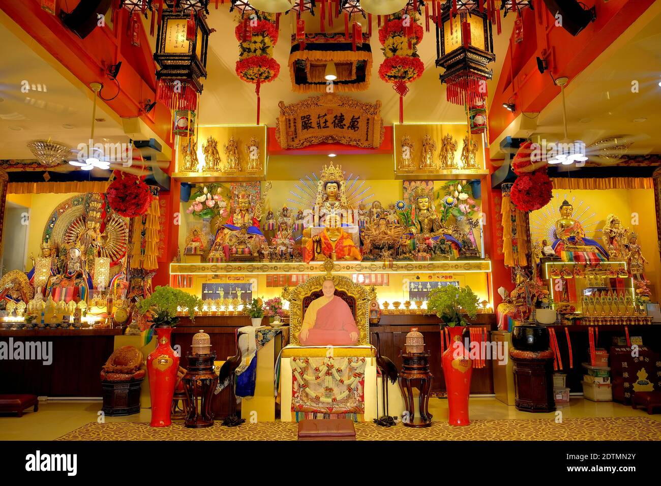 Sala centrale di preghiera a Thekchen Choling, un piccolo tempio buddista tibetano a Beatty Road, situato nell'enclave di Jalan Besar, Singapore Foto Stock