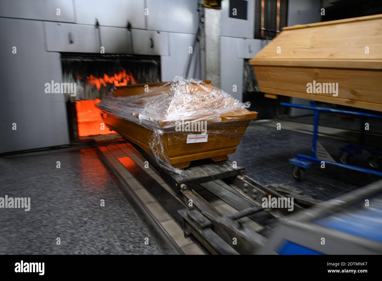 22 dicembre 2020, Sassonia, Meißen: Una bara contenente una persona deceduta morta di o con il coronavirus viene spinta nel forno di cremazione del crematorio. Foto: Robert Michael/dpa-Zentralbild/dpa Foto Stock