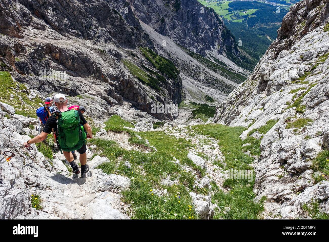 Un gruppo di escursionisti in montagna Foto Stock