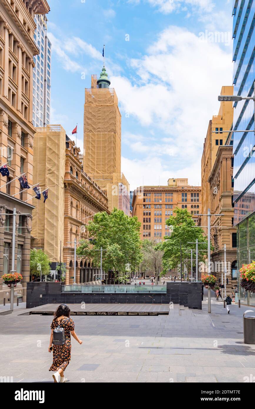 La torre dell'orologio GPO di Sydney e l'edificio in Australia, coperto in rete colorata di arenaria nell'ottobre 2020 durante un'importante pulizia e ristrutturazione dell'orologio Foto Stock