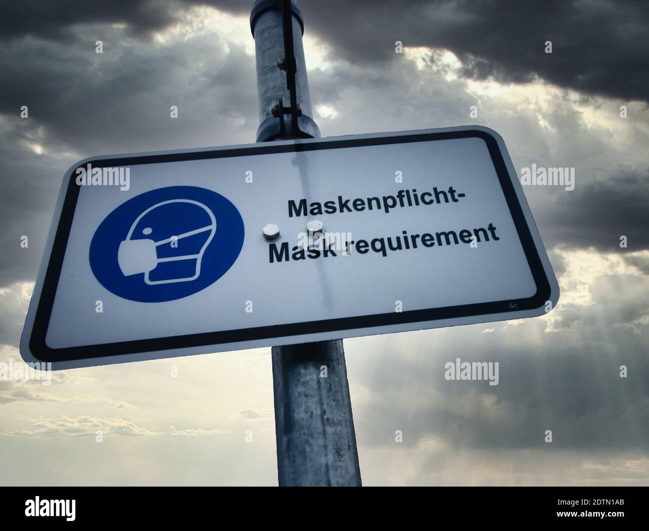 Obbligo di mascheramento (tedesco: 'Maskenpflicht') promemoria sul pubblico posto in Germania Foto Stock