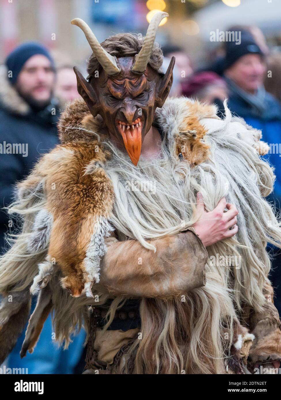 Krampuslauf o Perchtenlauf durante l'avvento a Monaco, un'antica tradizione alpina che si svolge nel periodo natalizio in Baviera, Austria e Alto Adige. Foto Stock