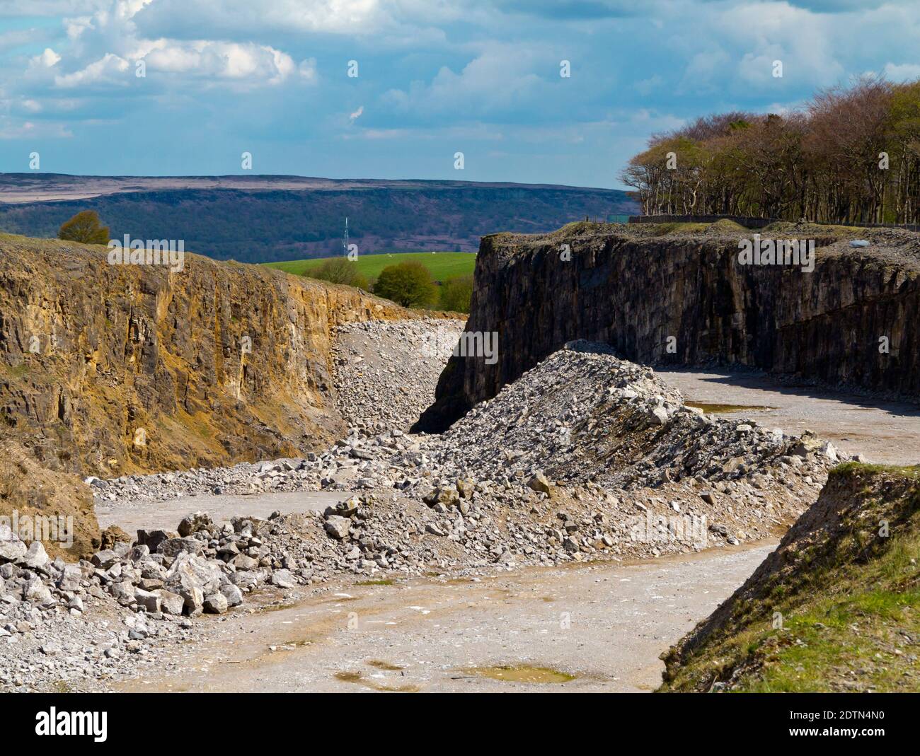 Vecchie lavorazioni in cava a Longstone Edge nel Peak District National Park Derbyshire Dales Inghilterra Regno Unito Foto Stock Vecchie lavorazioni in cava a Longstone Edge nel Peak District National Park Derbyshire Dales Inghilterra Regno Unito Foto Stock