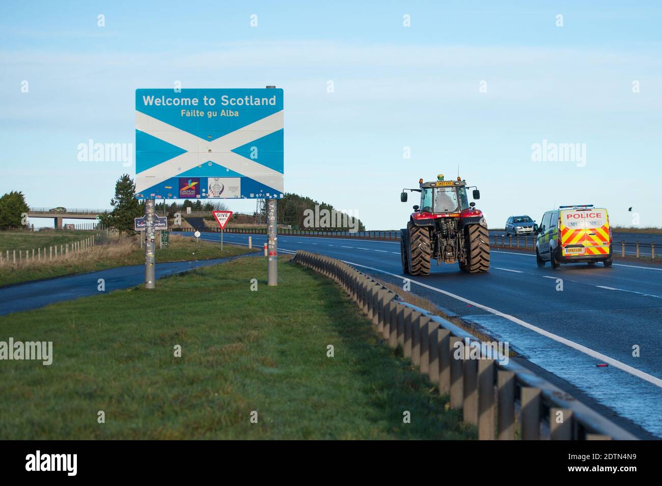 Confine scozzese/inglese, Lamberton, Scozia, Regno Unito. 22 dicembre 2020. Nella foto: Una strada A1 abbastanza tranquilla che collega la Scozia con il nord dell'Inghilterra. Il primo ministro scozzese Nicola Sturgeon aveva vietato i viaggi transfrontalieri per fermare la diffusione del nuovo ceppo di coronavirus (COVID19). C'è una piccola presenza di polizia, ma il traffico è libero e leggero. Credit: Colin Fisher/Alamy Live News Foto Stock