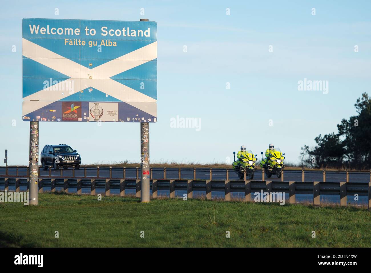 Confine scozzese/inglese, Lamberton, Scozia, Regno Unito. 22 dicembre 2020. Nella foto: Una strada A1 abbastanza tranquilla che collega la Scozia con il nord dell'Inghilterra. Il primo ministro scozzese Nicola Sturgeon aveva vietato i viaggi transfrontalieri per fermare la diffusione del nuovo ceppo di coronavirus (COVID19). C'è una piccola presenza di polizia, ma il traffico è libero e leggero. Credit: Colin Fisher/Alamy Live News Foto Stock