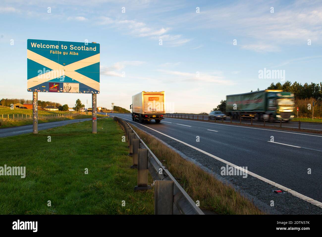 Confine scozzese/inglese, Lamberton, Scozia, Regno Unito. 22 dicembre 2020. Nella foto: Una strada A1 abbastanza tranquilla che collega la Scozia con il nord dell'Inghilterra. Il primo ministro scozzese Nicola Sturgeon aveva vietato i viaggi transfrontalieri per fermare la diffusione del nuovo ceppo di coronavirus (COVID19). C'è una piccola presenza di polizia, ma il traffico è libero e leggero. Credit: Colin Fisher/Alamy Live News Foto Stock