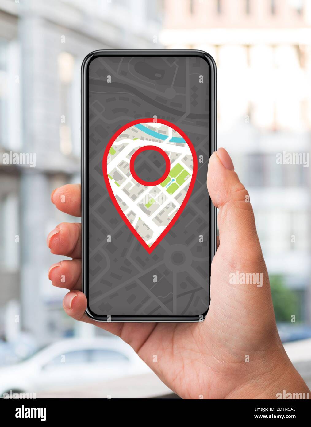 Smartphone con app di navigazione GPS sullo schermo in mano femminile Foto Stock