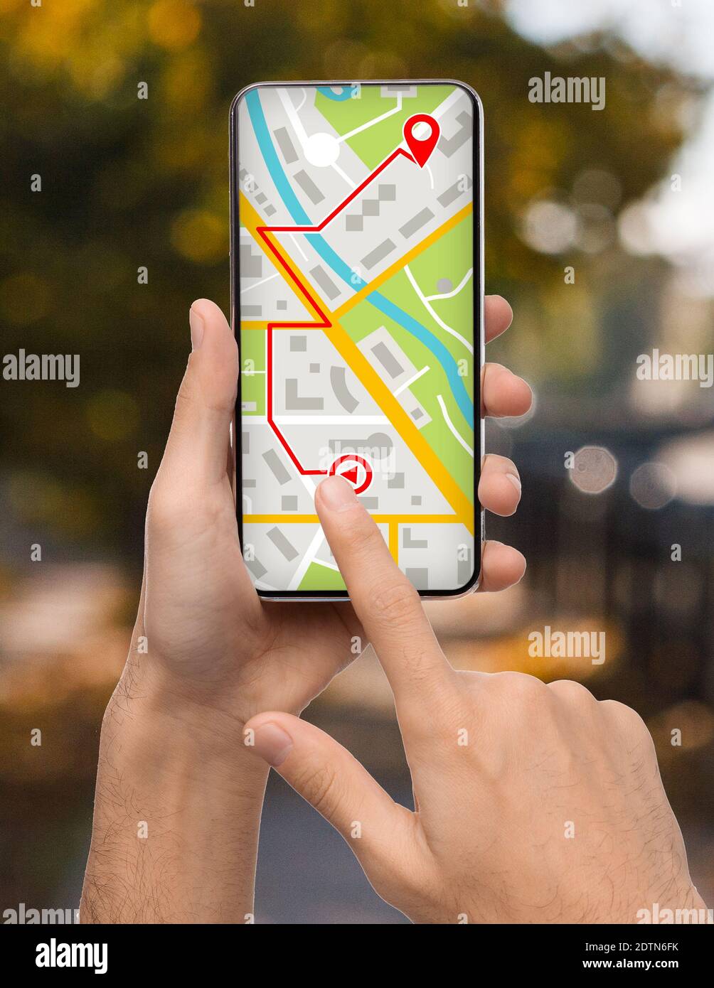 Man Planning Route to Destination Point, utilizzando l'app GPS sullo smartphone Foto Stock