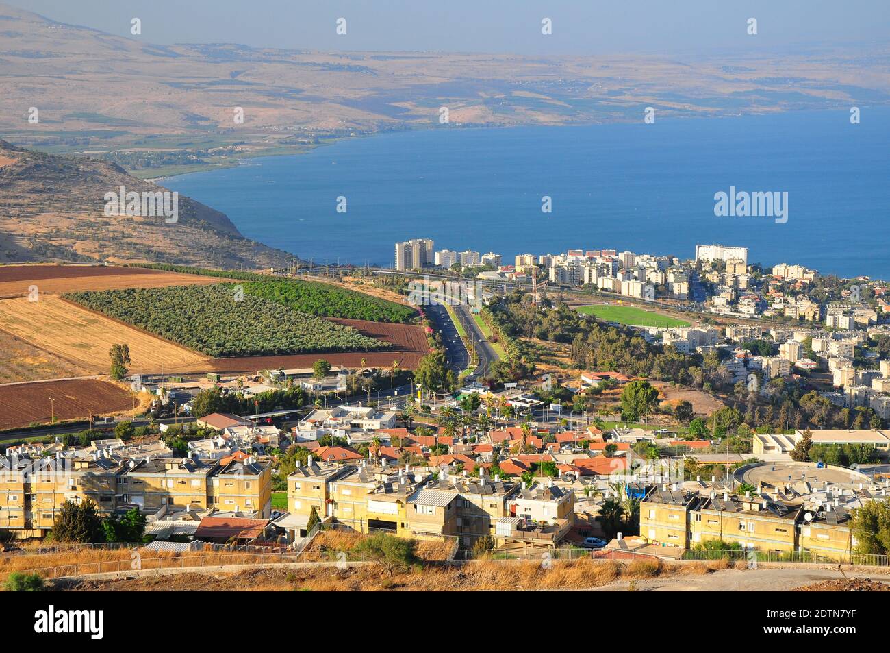 Vista sulla città di Tiberio e sul lago Kinneret, chiamato anche mare della Galilea. Israele settentrionale. Foto Stock