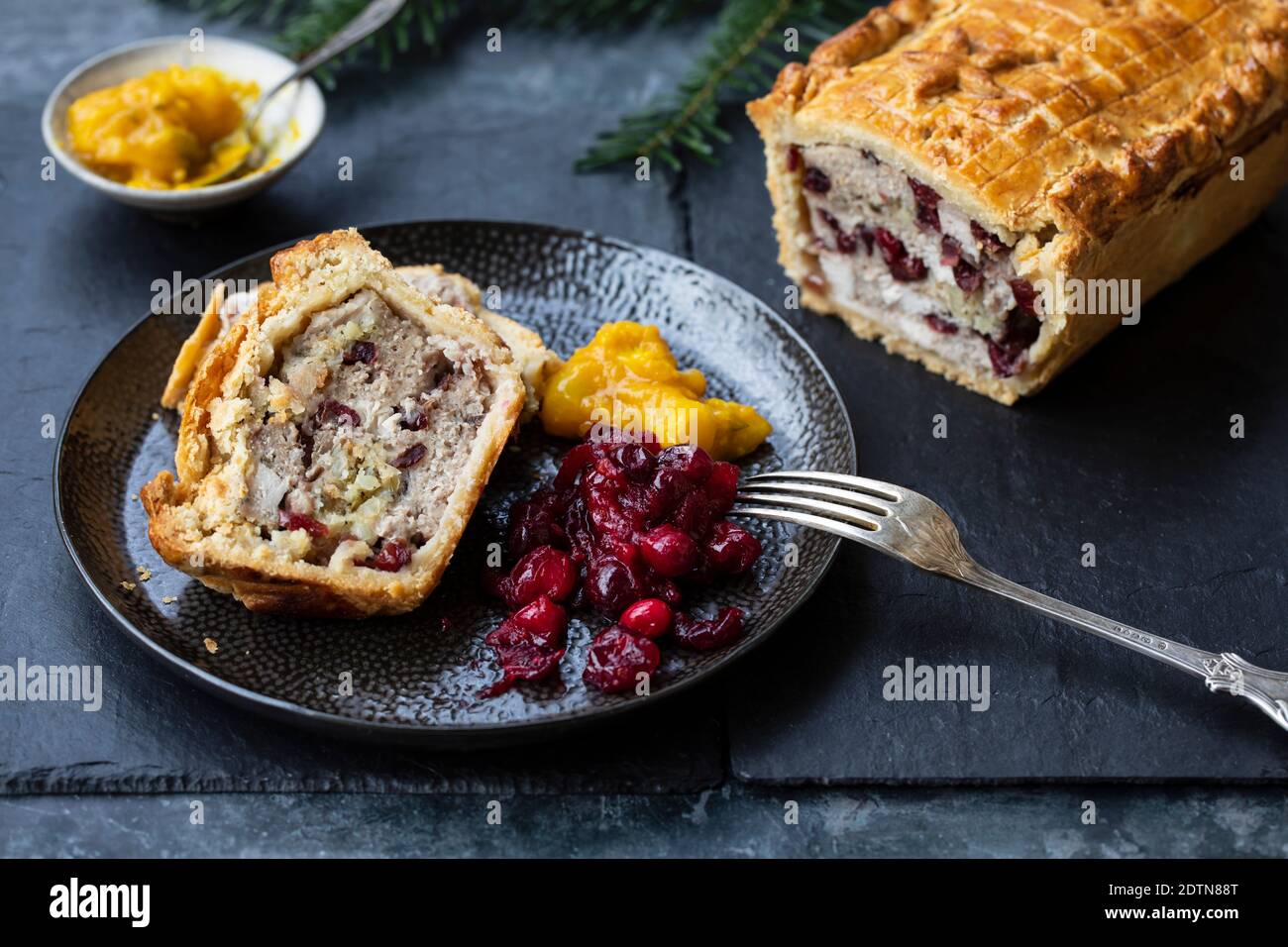 Torta di Natale con tacchino, ripieno e mirtilli rossi Foto Stock