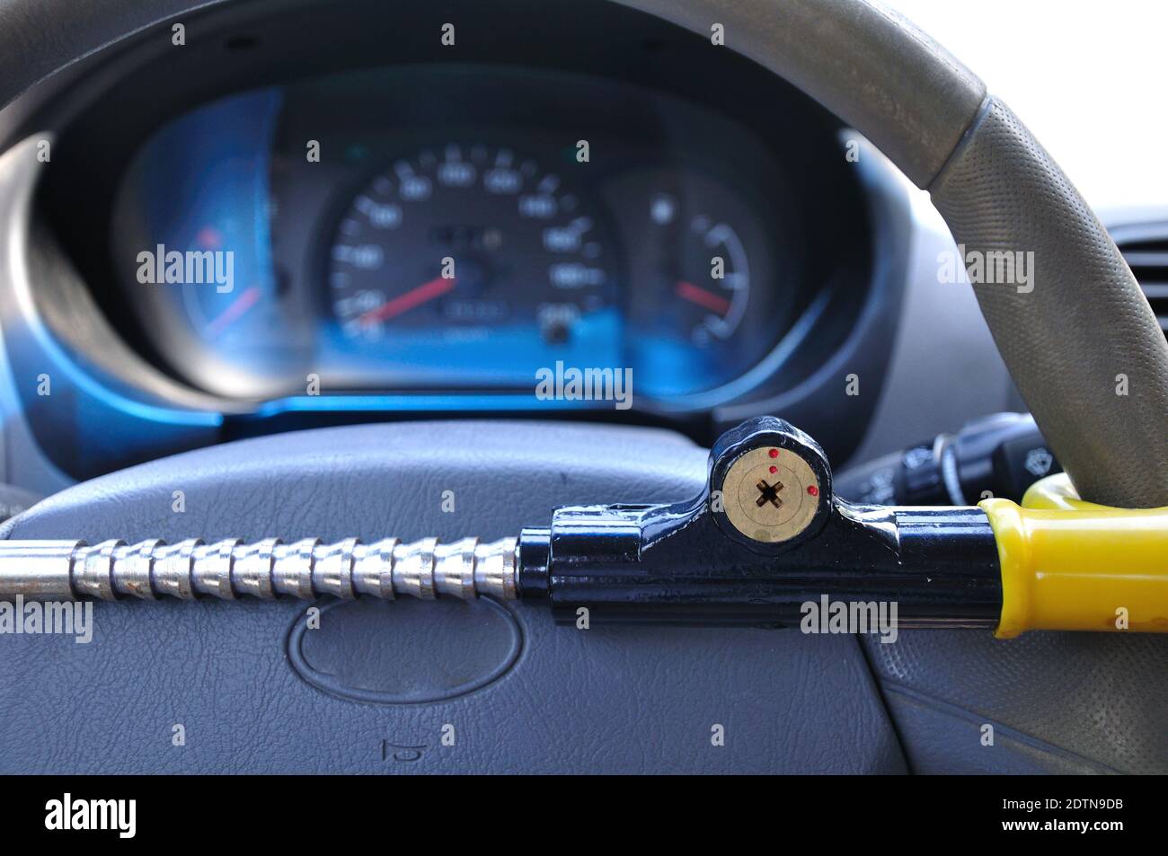 Dispositivo meccanico antifurto per auto che blocca il volante Foto stock -  Alamy