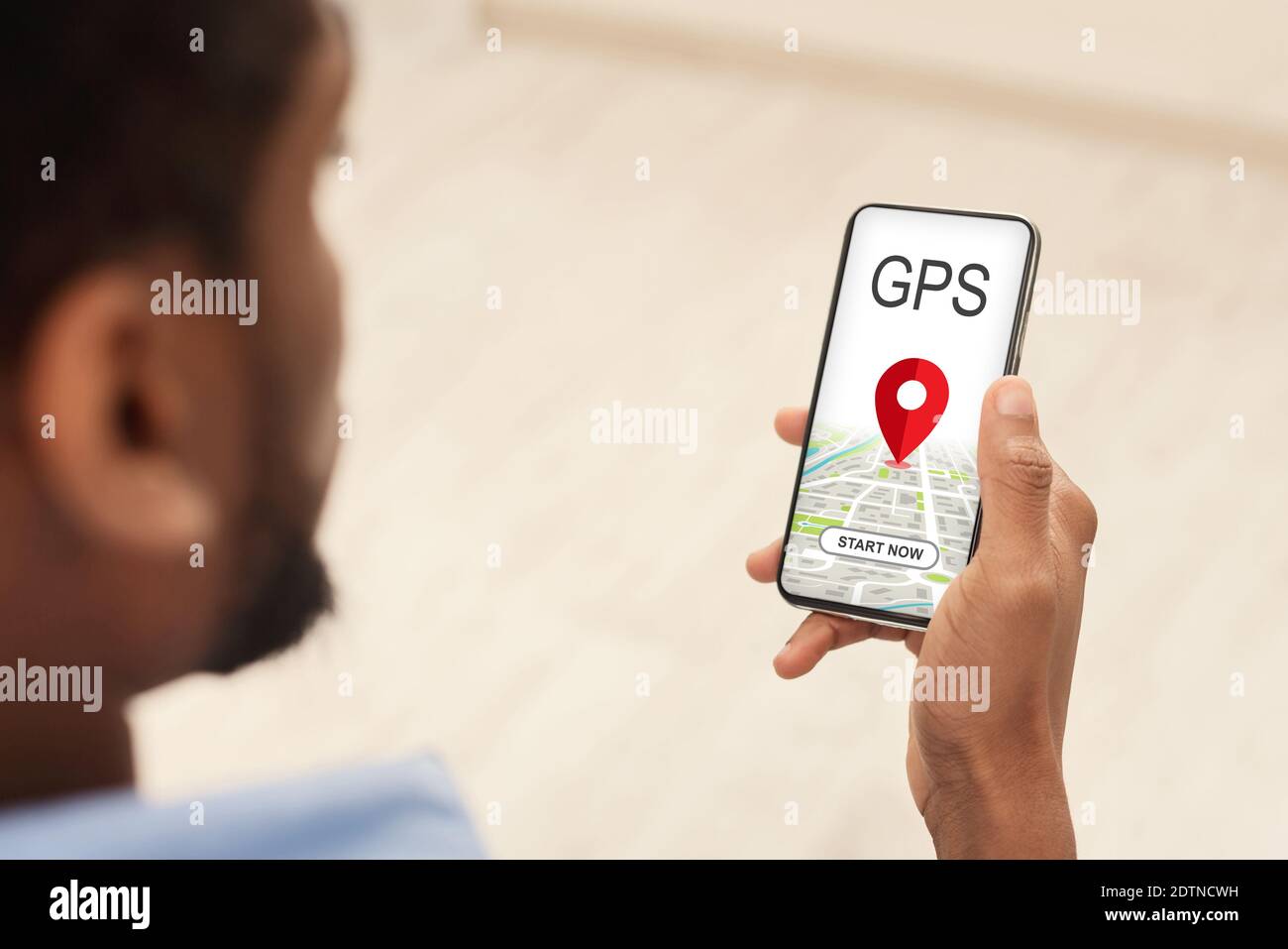 App GPS Black Man Browsing sullo smartphone, geolocalizzazione di tracking Foto Stock