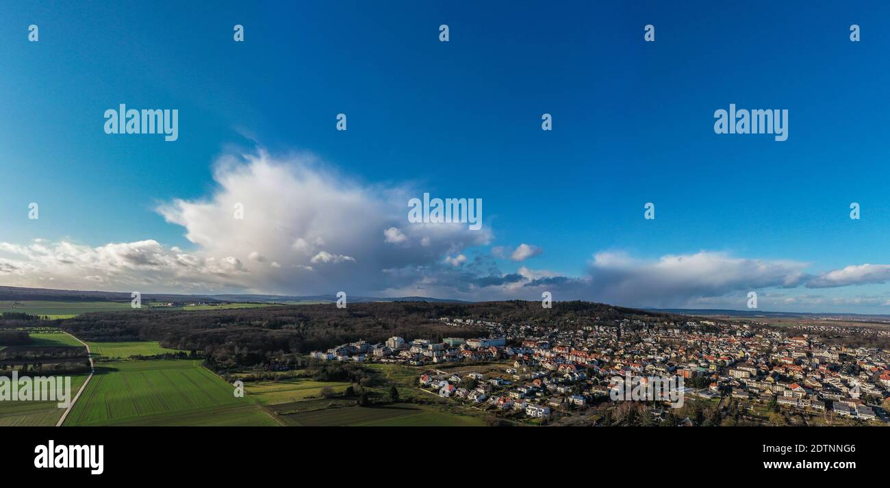 Vista panoramica aerea del villaggio tedesco dall'alto Foto Stock