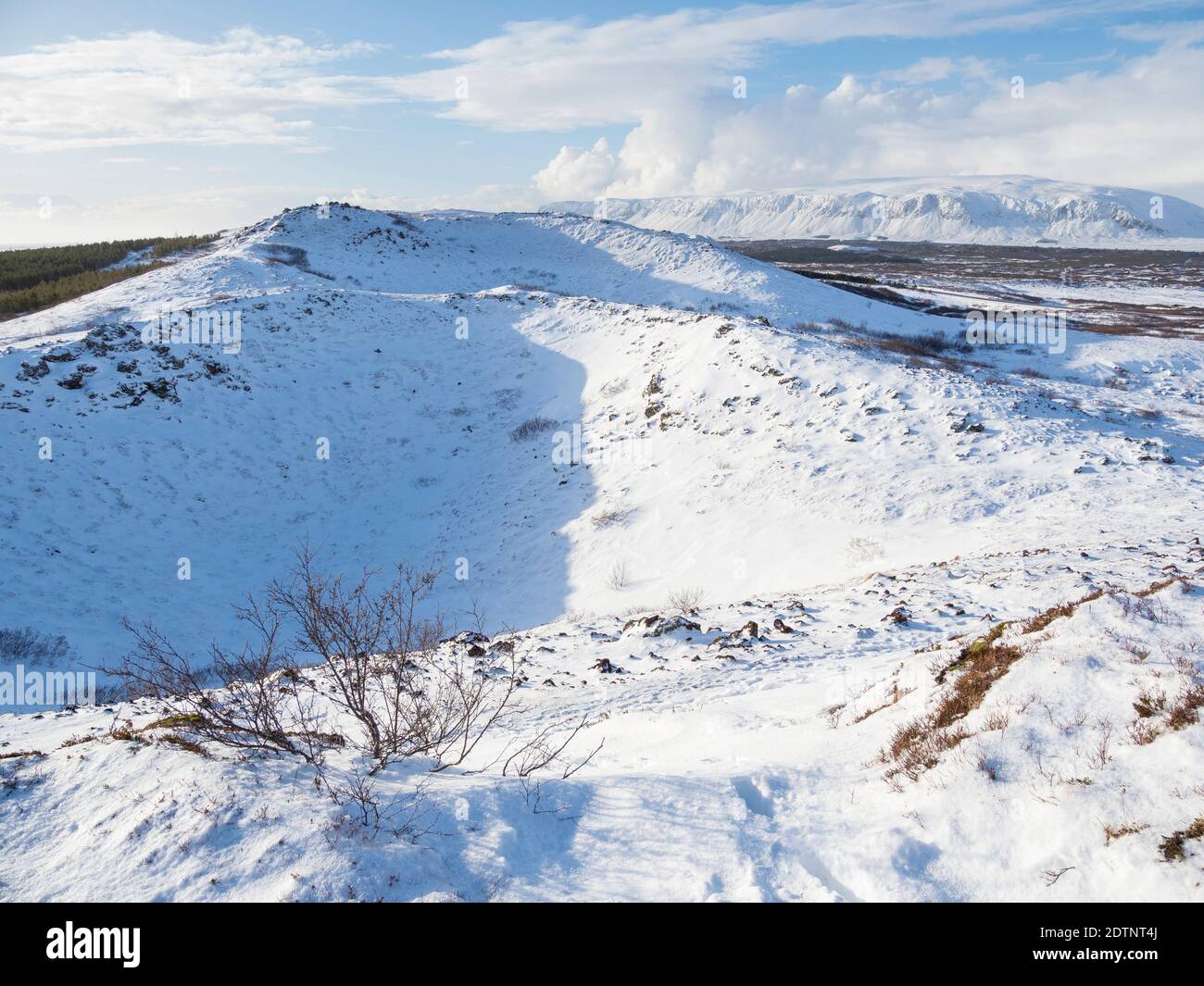 Cratere Kerid (Kerith) durante l'inverno vicino a Selfoss, parte del cerchio d'Oro. Europa, Nord Europa, Scandinavia, Islanda, febbraio Foto Stock
