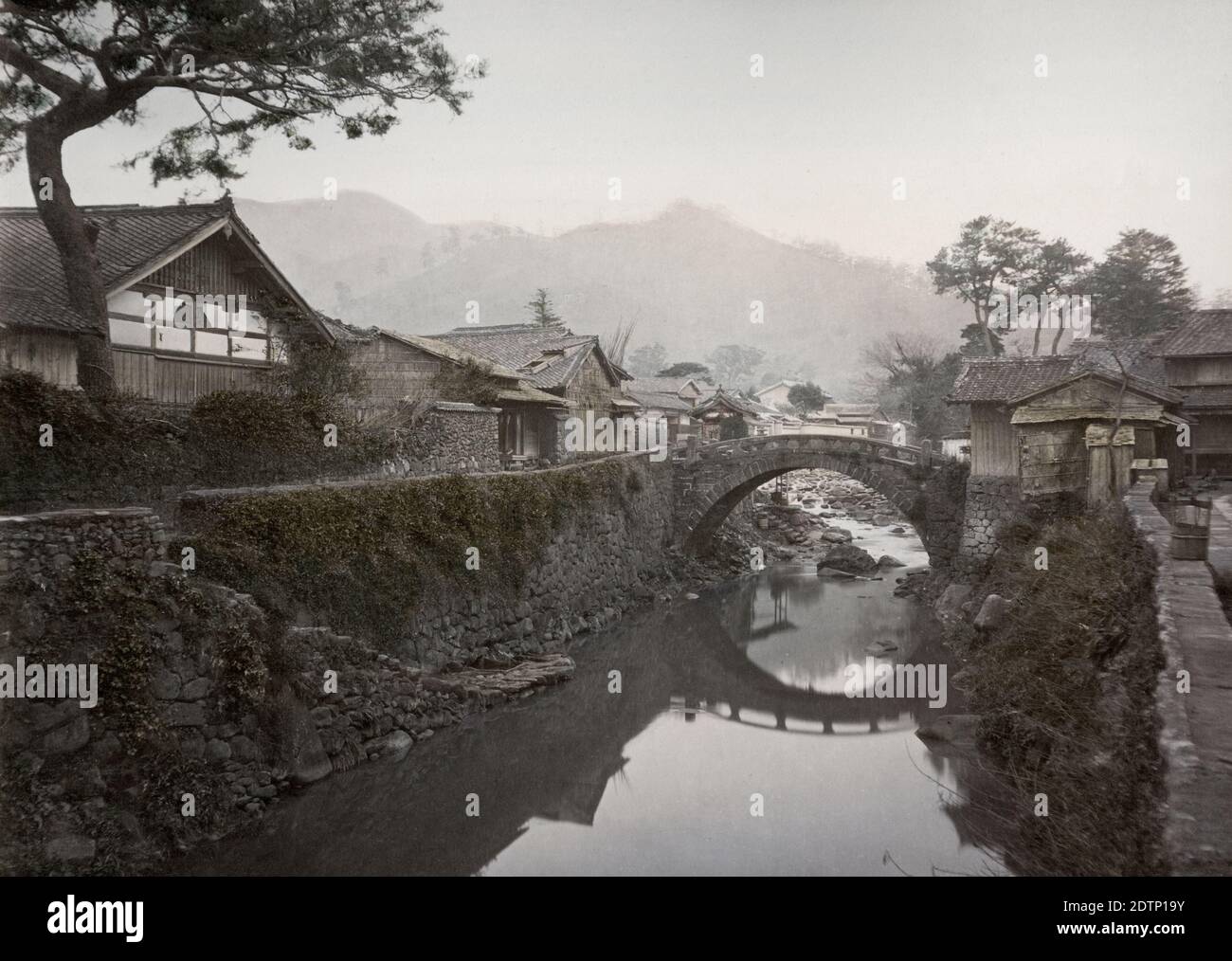 Fotografia d'epoca del XIX secolo - Giappone - dallo studio di Baron Raimund von Stillfried. Ponte di Nakashima-gawa, Nagasaki. Foto Stock