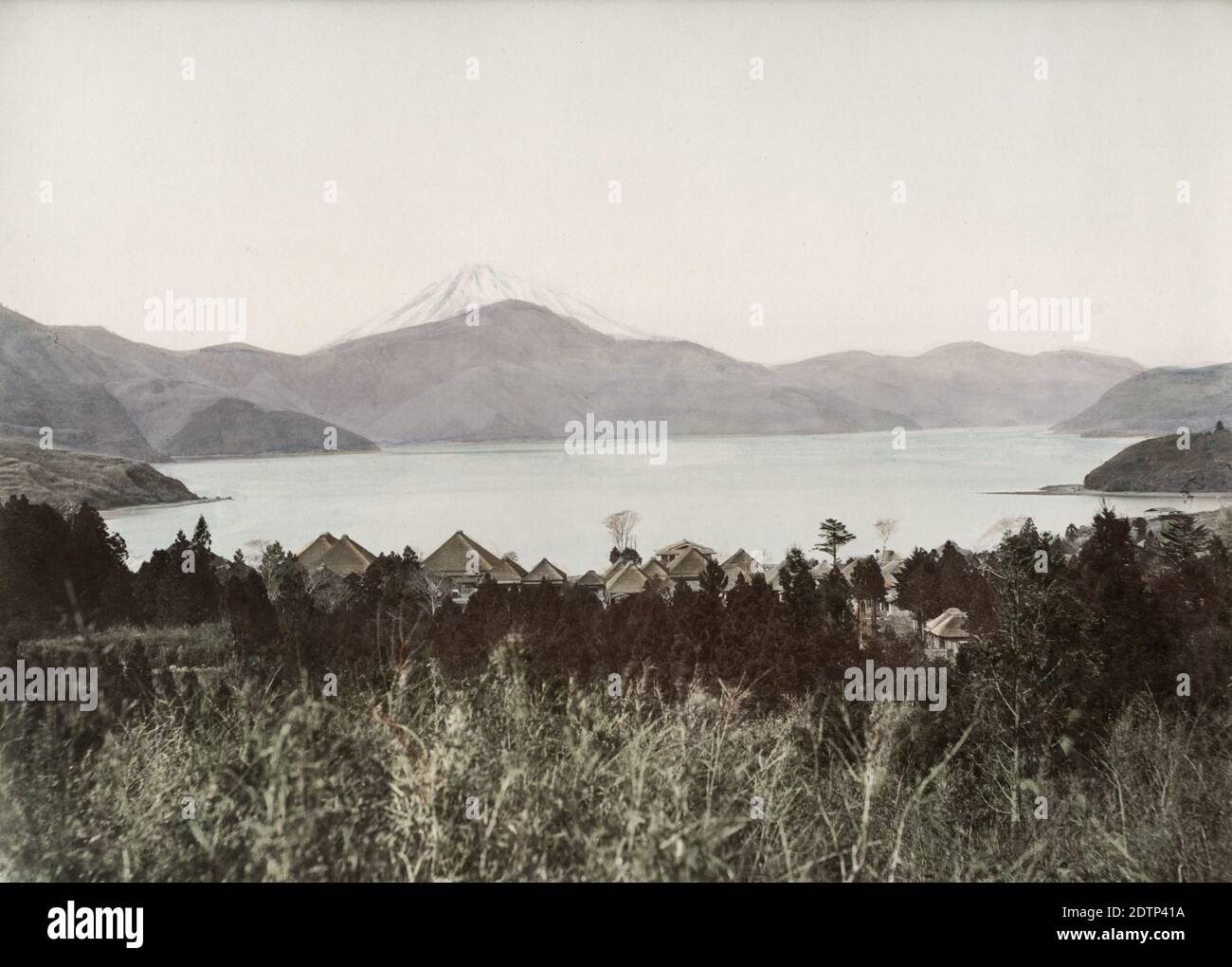 Fotografia d'epoca del XIX secolo - Giappone - Lago di Hakone e Monte Fuji, Fujiyama coperto di neve. Foto circa 1880's. Foto Stock