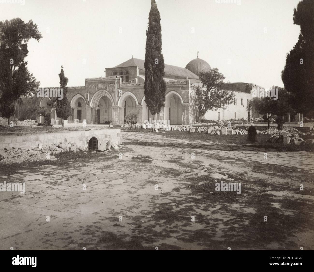 Fotografia d'epoca del XIX secolo - moschea al Aqsa, del 1890 circa. La Moschea di al-Aqsa, situata nella Città Vecchia di Gerusalemme, è il terzo luogo sacro dell'Islam. La moschea è stata costruita sulla cima del Monte del Tempio, conosciuto come il composto al Aqsa o Haram esh-Sharif nell'Islam. I musulmani credono che Muhammad sia stato trasportato dalla Grande Moschea della Mecca ad al-Aqsa durante il viaggio notturno. Foto Stock