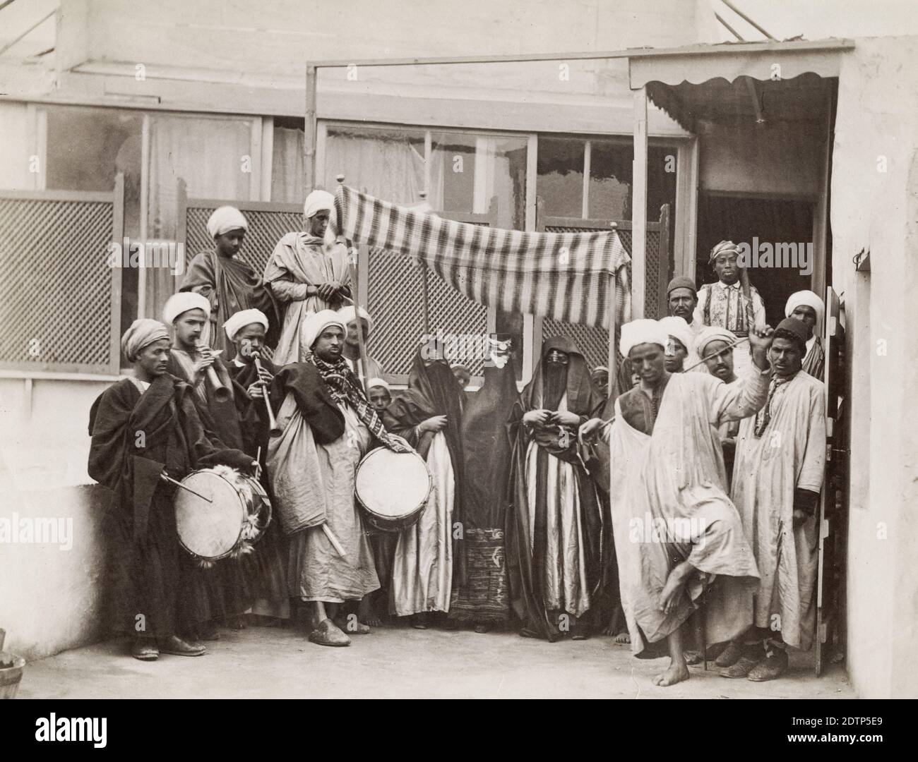 Fotografia d'epoca del XIX secolo - processione araba di matrimoni con musicisti, Egitto, circa 1880, foto dello studio Sebah. Foto Stock