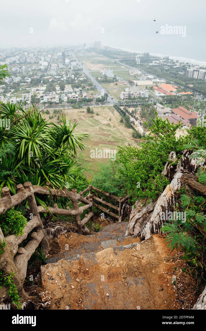 Scale che conducono alla cima della montagna di marmo con una vista Danang sullo sfondo, Danang, Vietnam Foto Stock
