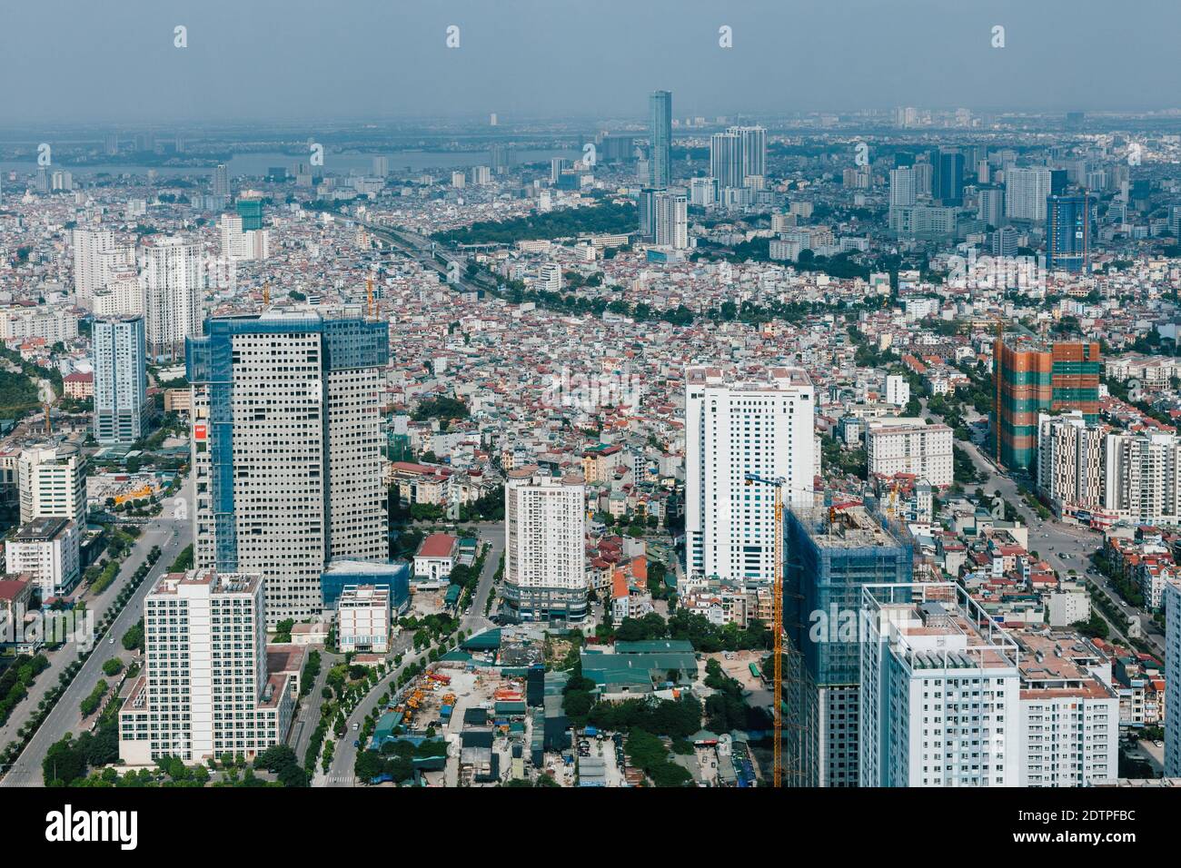 Hanoi, Vietnam - 14 ottobre 2018: Vista della città di Hanoi da uno degli edifici più belli della città, Hanoi, Vietnam Foto Stock