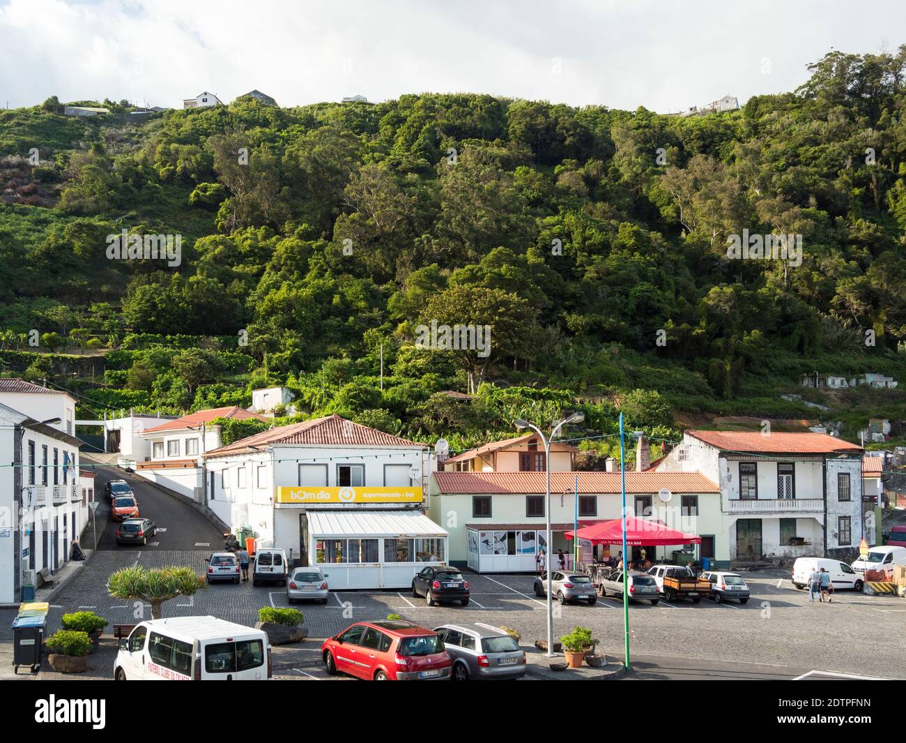 Villaggio Calheta. Isola di Sao Jorge, un'isola delle Azzorre (Ilhas dos Acores) nell'oceano Atlantico. Le Azzorre sono una regione autonoma del Portogallo. Foto Stock