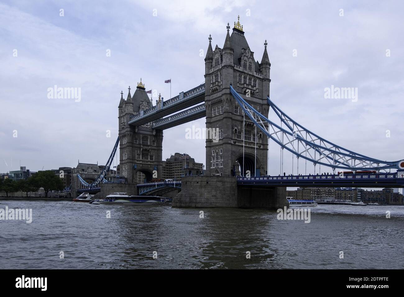 LONDRA, REGNO UNITO - 27 agosto 2014: Il meraviglioso Tower Bridge di Sir Horace Jones che attraversa il Tamigi a Londra Foto Stock