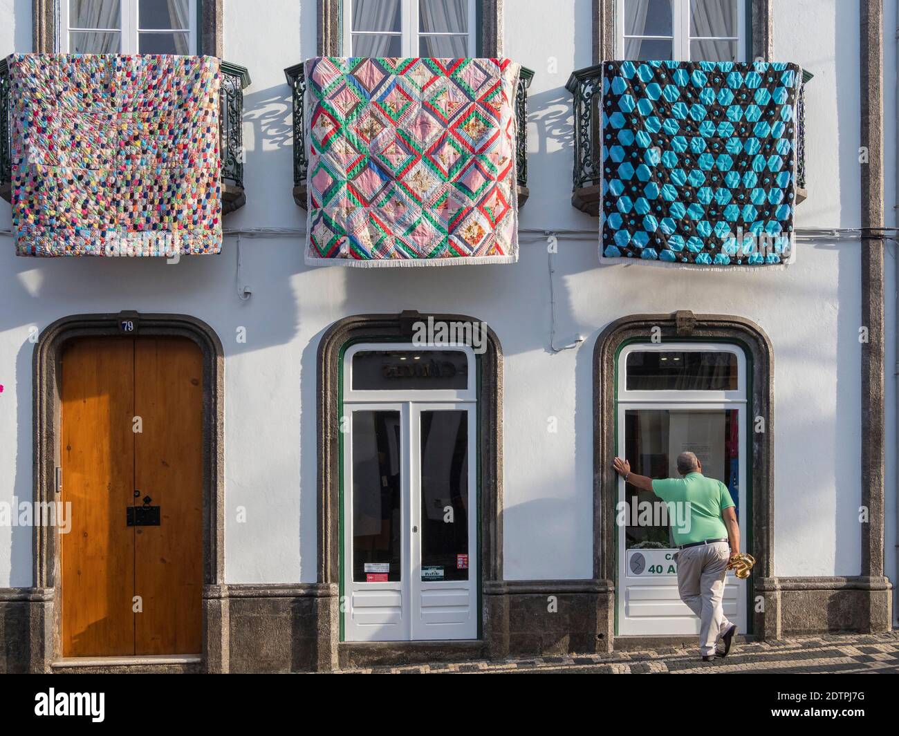 La decorazione della strada. Festival religioso e folcloristico Sanjoaninas, il più grande festival delle Azzorre. Capitale Angra do Heroismo, patrimonio mondiale dell'UNESCO Foto Stock