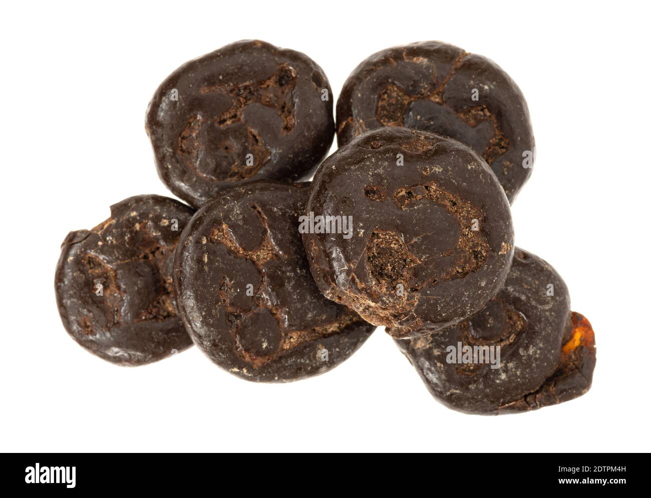 Vista dall'alto di un gruppo di fette di banana disidratate ricoperte di cioccolato isolate su sfondo bianco. Foto Stock