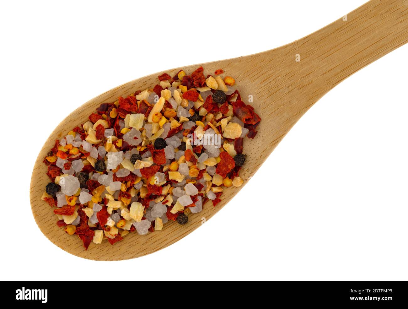 Vista dall'alto di una porzione di aglio e peperoncino condito su un cucchiaio di legno sopra uno sfondo bianco. Foto Stock