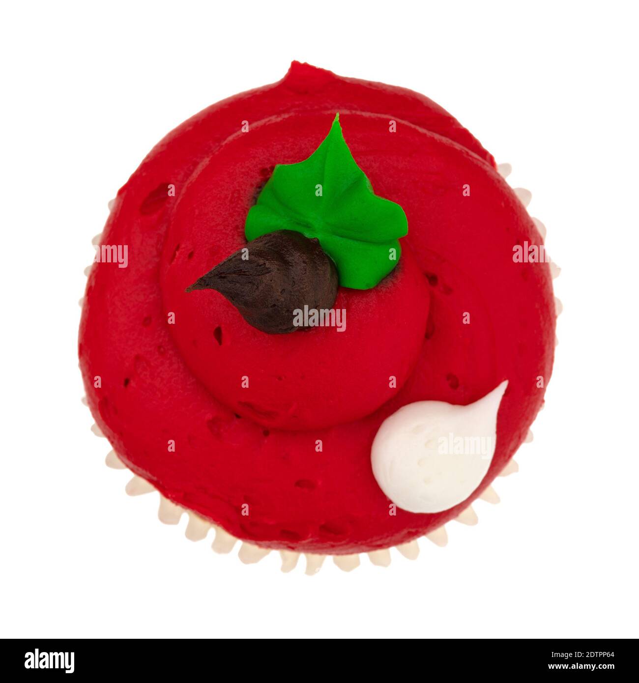 Vista dall'alto di un cupcake rosso brillante e ghiacciato isolato su uno sfondo bianco. Foto Stock