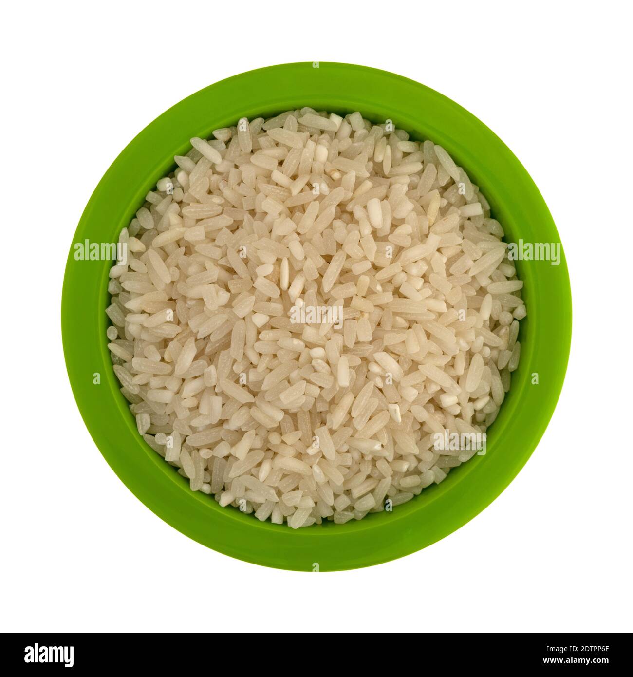 Vista dall'alto del riso arricchito a grani lunghi in una piccola ciotola verde isolata su sfondo bianco. Foto Stock