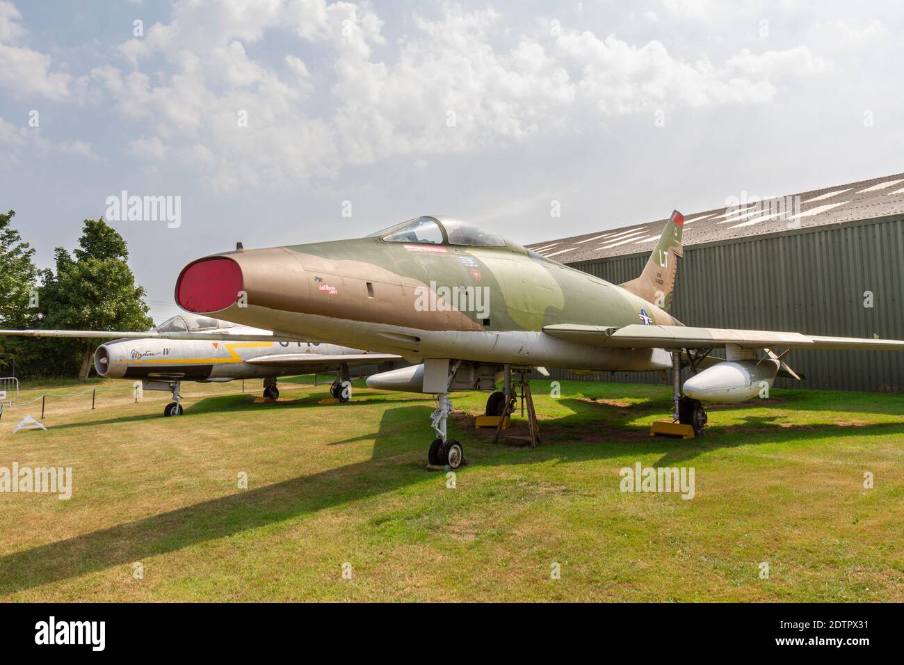 Un caccia/bombardiere nordamericano F. 100D Super Sabre (54-2223), Newark Air Museum, vicino Newark-on-Trent, Nottinghamshire, Regno Unito. Foto Stock